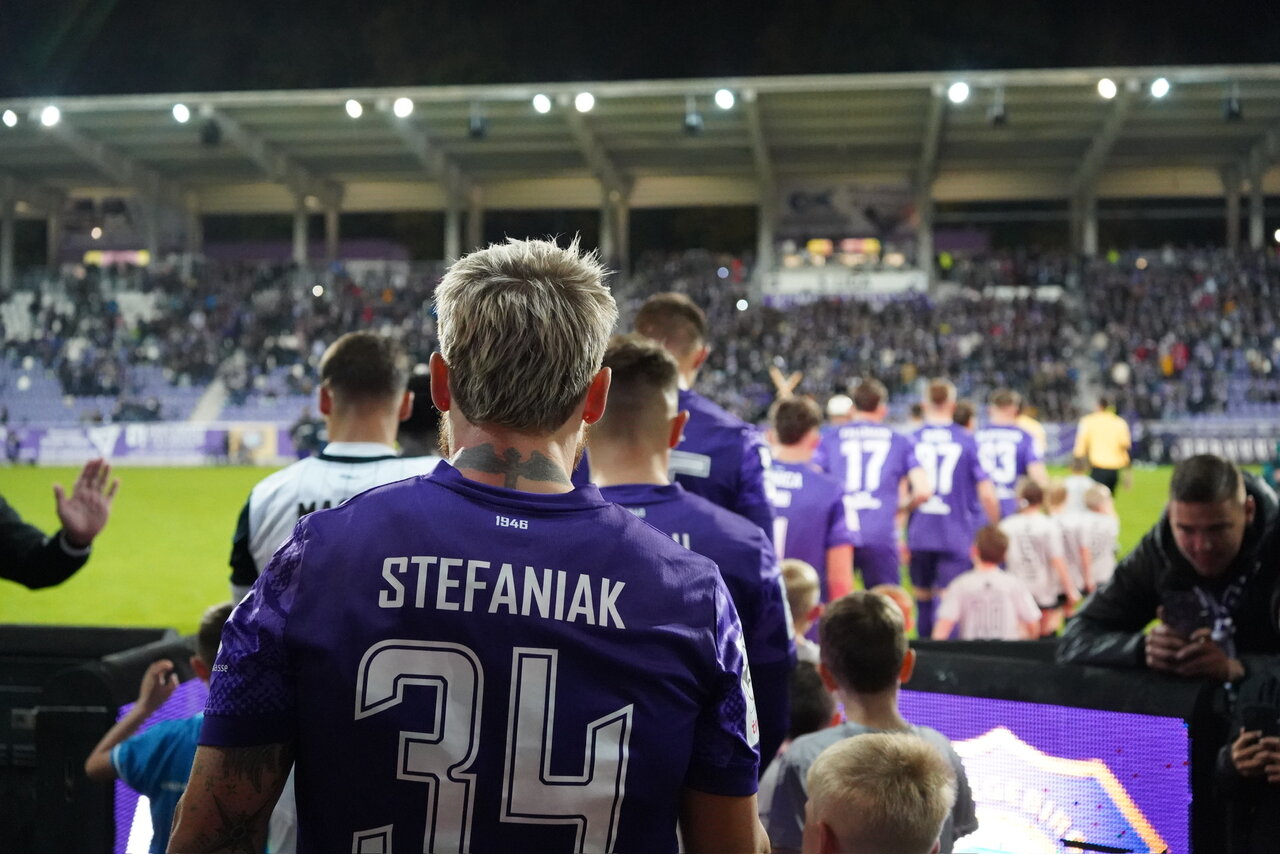 Rein ins Spiel - Einlauf der Veilchen.