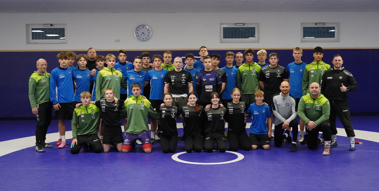 Gruppenbild mit Ringern und Fußballern.