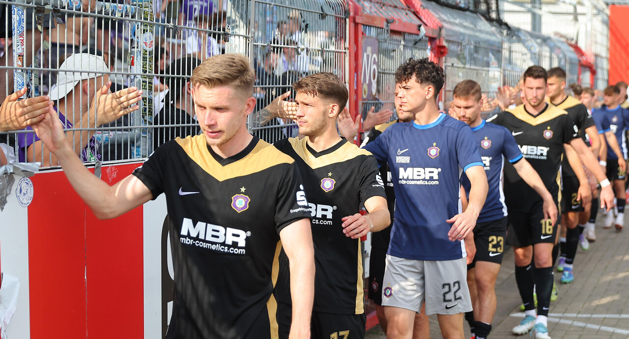 Mannschaft klatscht Fans ab.