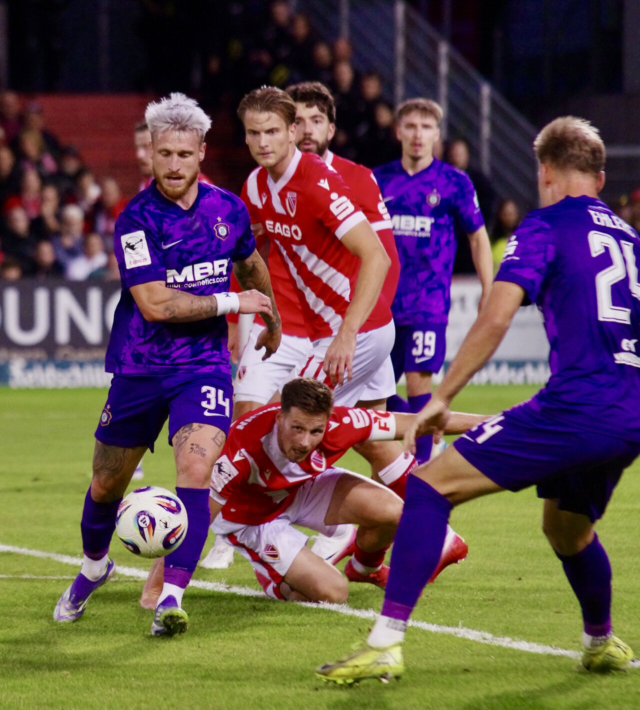 Enges Duell - Marvin Stefaniak im Kampf um den Ball.