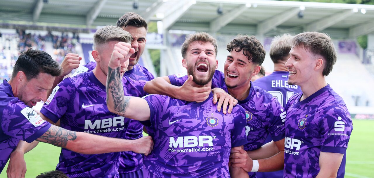 Siegerjubel - Eric Uhlmann feiert seinen goldenen Treffer mit der Mannschaft.