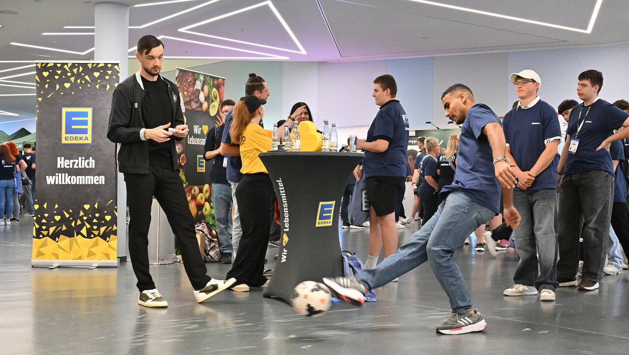 Boris Tashchy beobachtet das Torwandschießen.