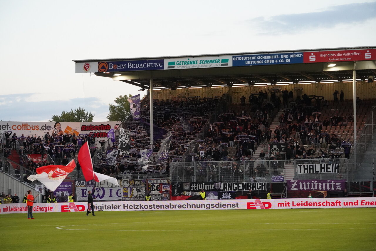 Auch unter der Woche immer dabei - die Fans in lila-weiß.