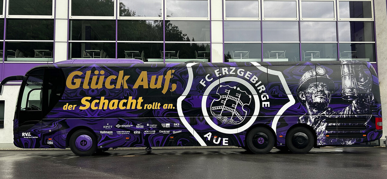 Frisch gebrandet: Der Mannschaftsbus.