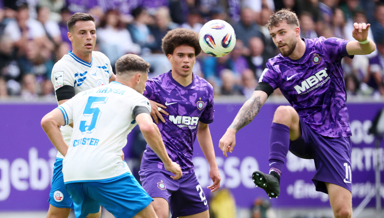 Mittelfeld-Zweikampf.