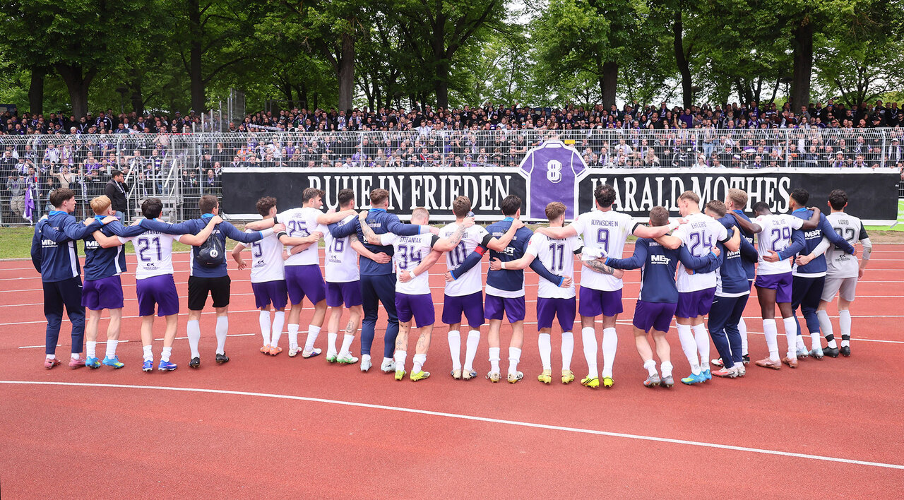 Mannschaft vor Fanblock.