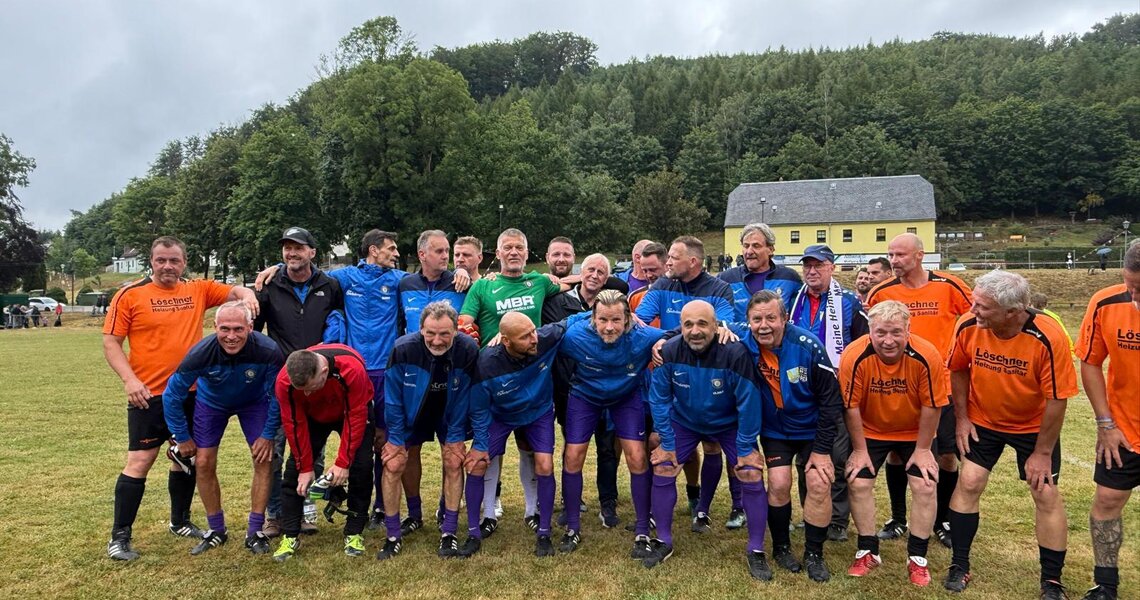 Mannschaftsfoto AH Dorfchemnitz und Traditionsteam Aue Mannschaftsfoto AH Dorfchemnitz und Traditionsteam Aue