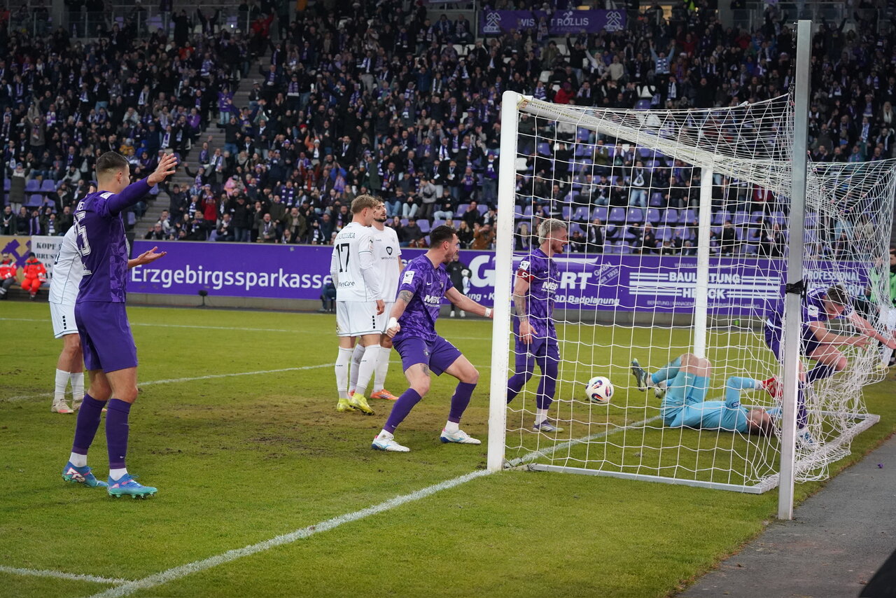 Reingedrückt - Ede Majetschak köpft zum 3:0.