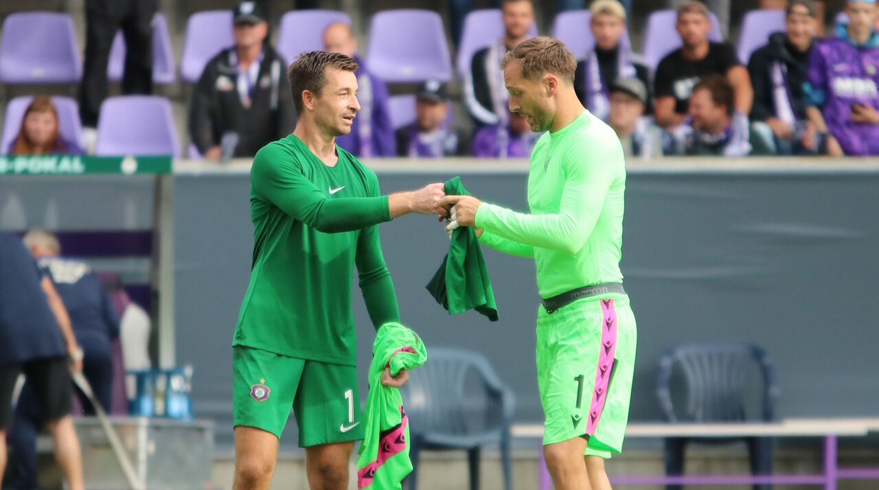 Trikot-Tausch: Martin Männel und Oliver Baumann.