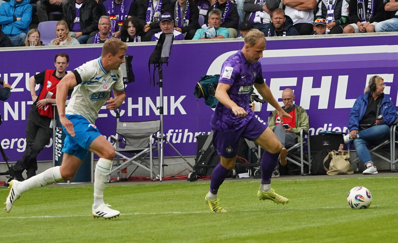 Jannic Ehlers treibt den Ball.