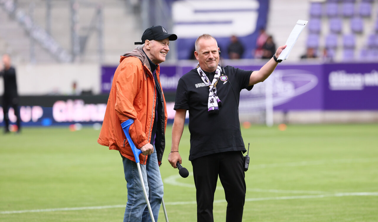 Vor dem Spiel geehrt - Auer Liedermacher Stefan Gerlach.