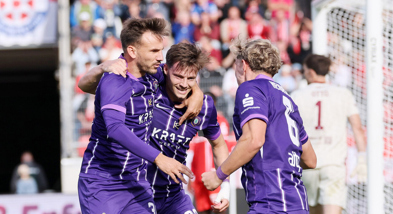 Kollektiver Jubel nach dem 2:2 in Erfurt.