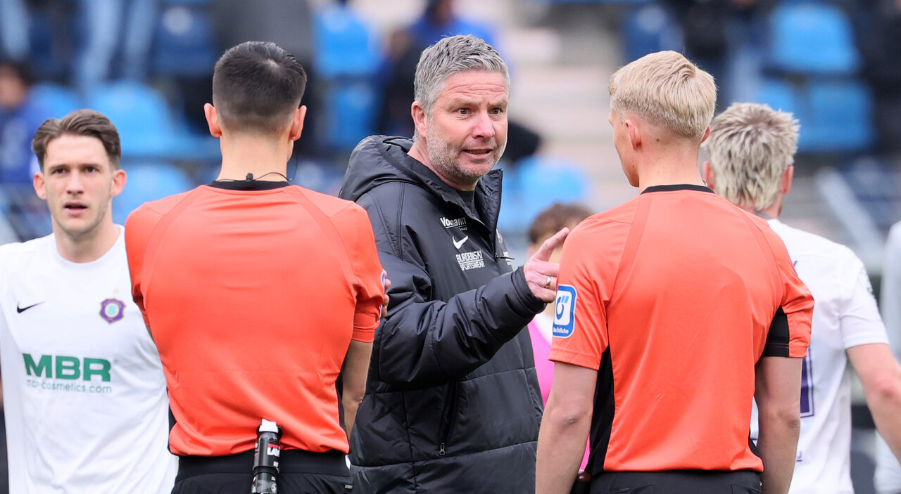 Michael Tarnat diskutiert mit Schiedsrichter.