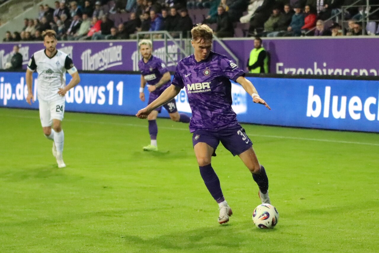 Solider erster Startelfeinsatz auf der linken Seite: Eigengewächs Paul Seidel. 