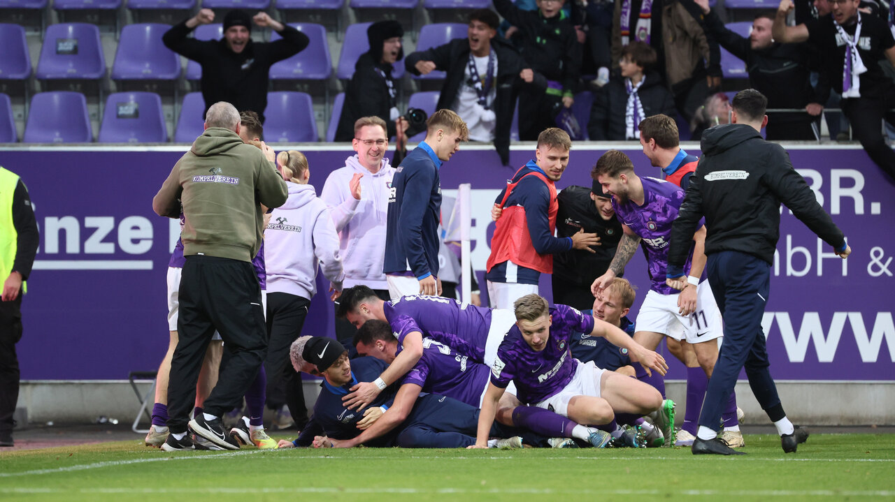 Jubeltraube - Erik Weinhauer unter allen Teamkollegen.