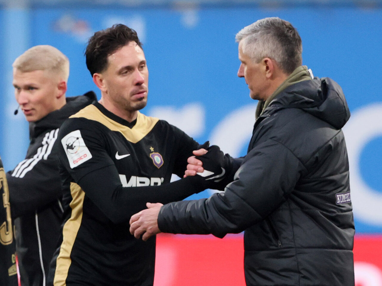 Marcel Bär klatscht den Trainer ab.