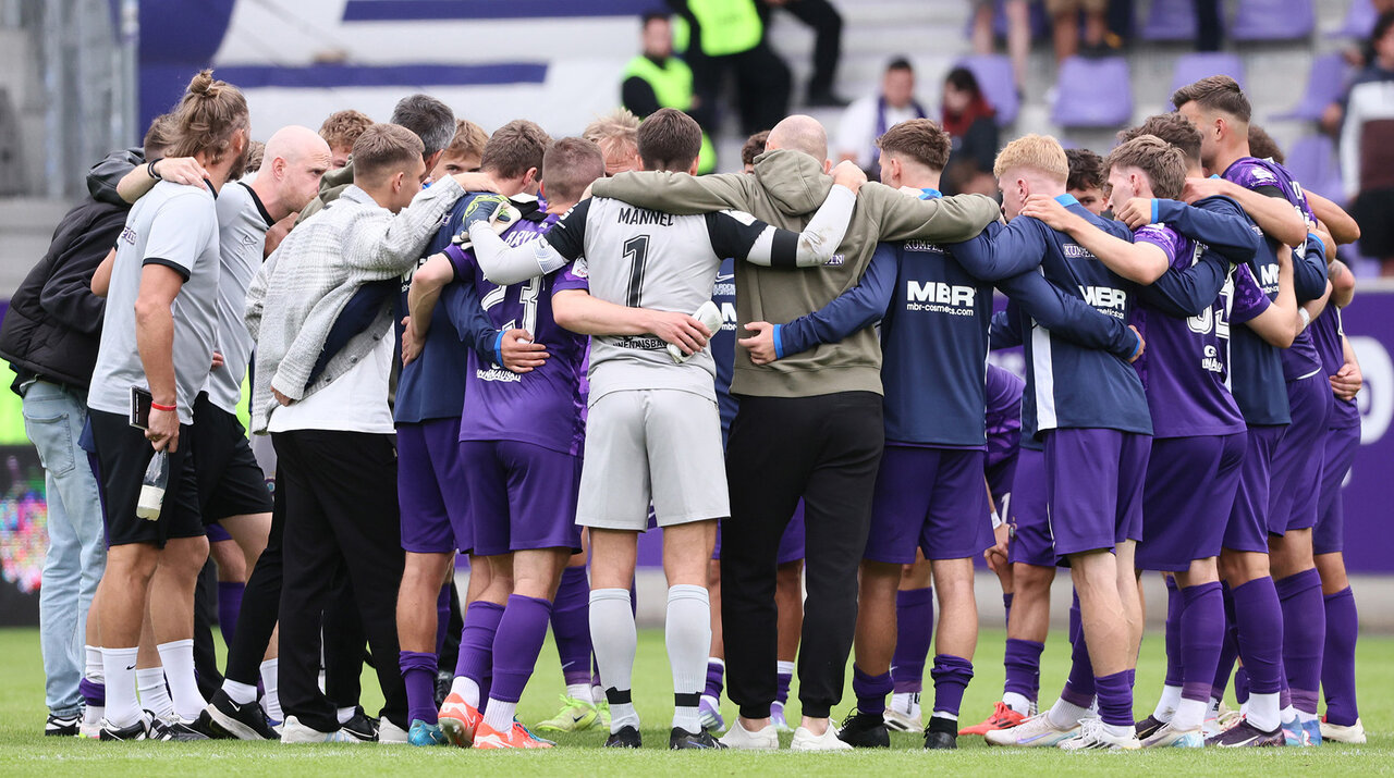 Mannschaft bildet Kreis.