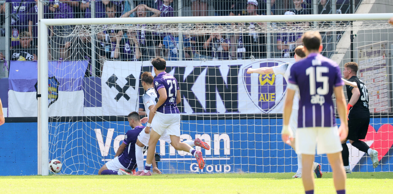 Nackenschlag. Der Ball senkt sich ins Auer Tor. 