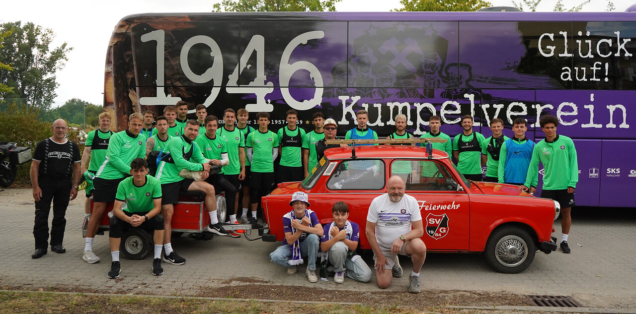 Gruppenbild vor Bus.