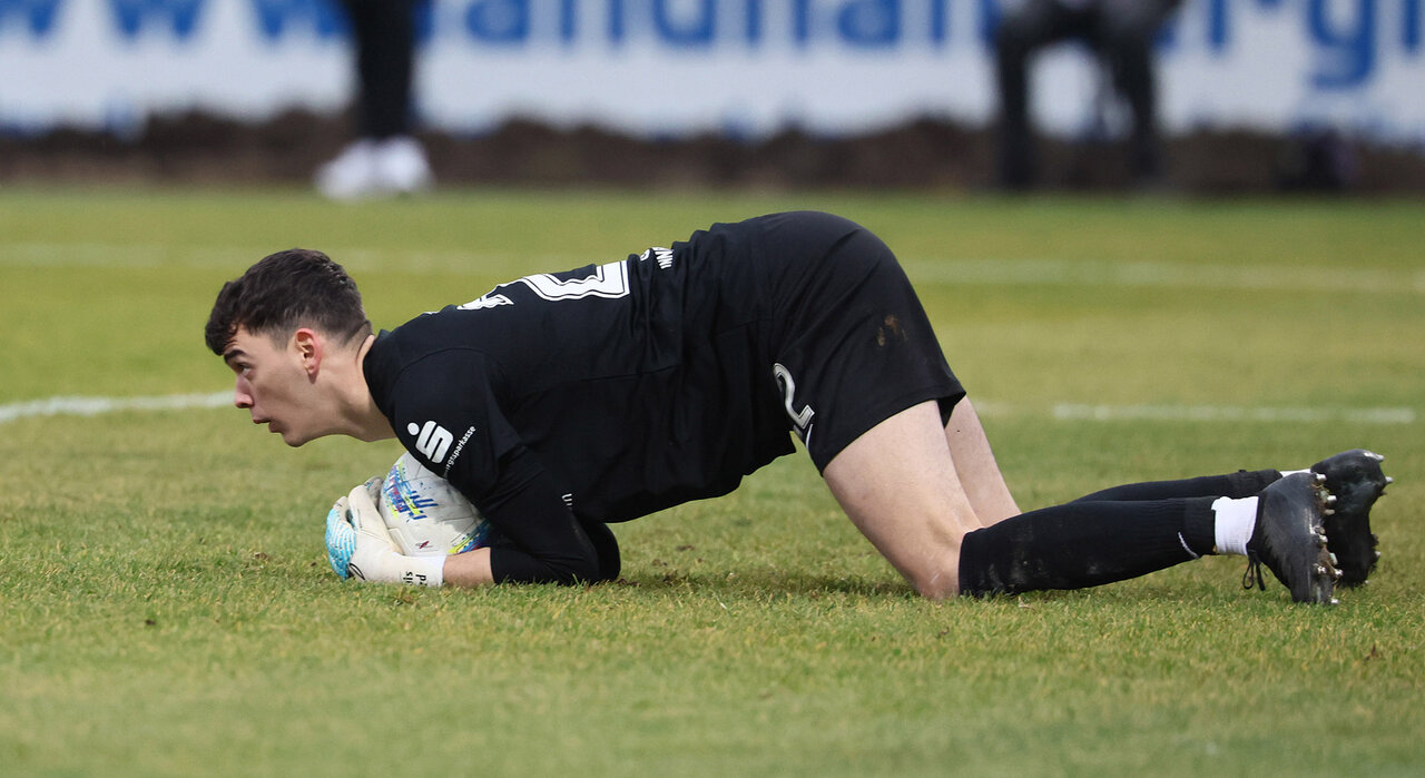 Louis Lord packt zu.