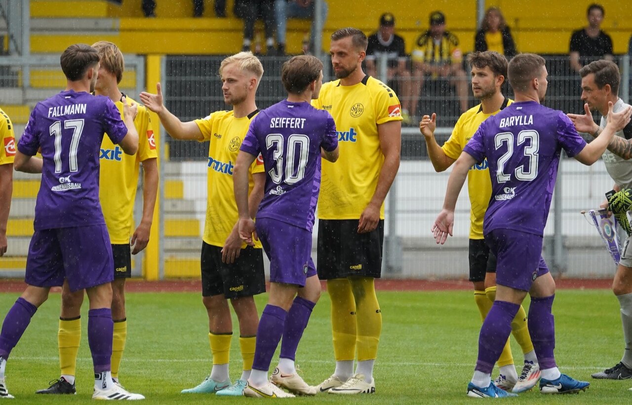 Freundschaftliches Abklatschen - die Teams vor dem Anpfiff. Foto: Dennis Hambeck - FCE