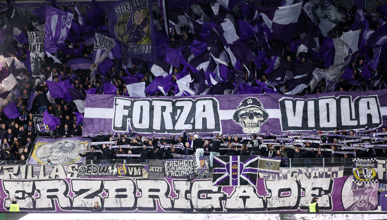 Über 9.000 Zuschauer im eins-Erzgebirgsstadion. 