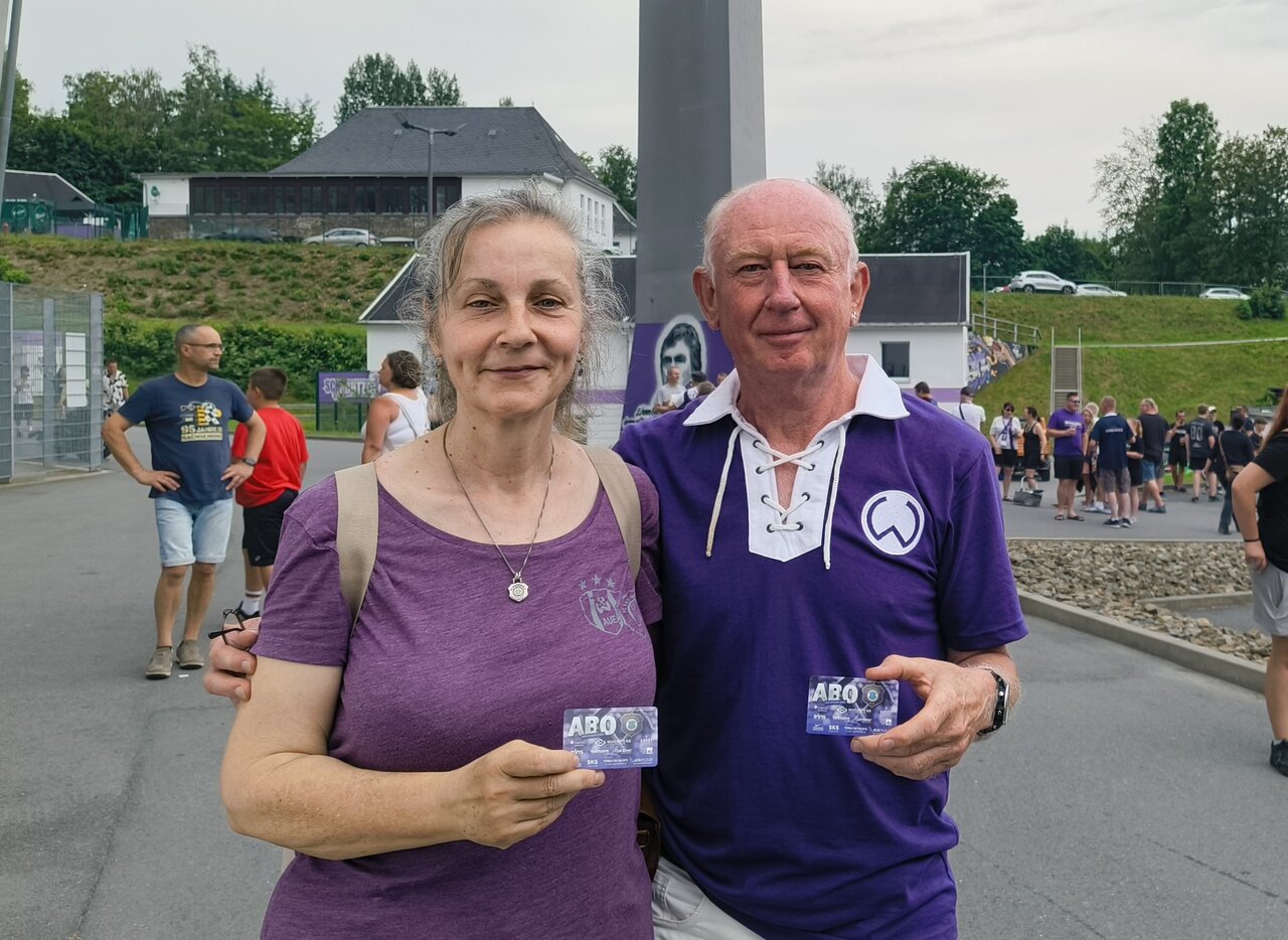 Stammplatz gesichert - Heike und Uwe Schneider aus Limbach haben ihre Abo-Karte!