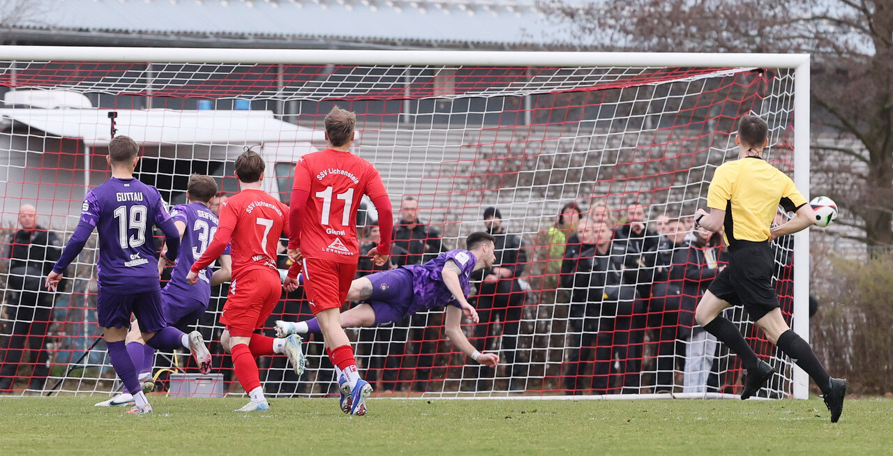 Ryan Malone rettet per Kopf auf der Linie.