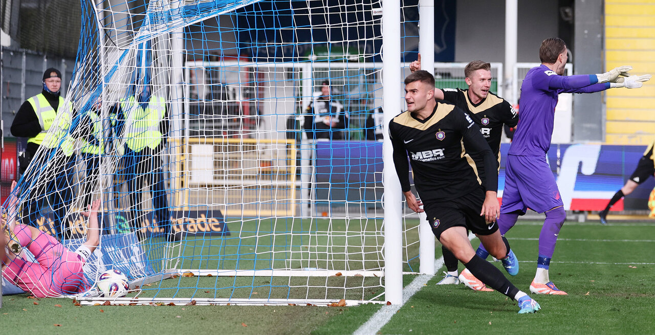 Tristan Zobel dreht jubelnd ab.