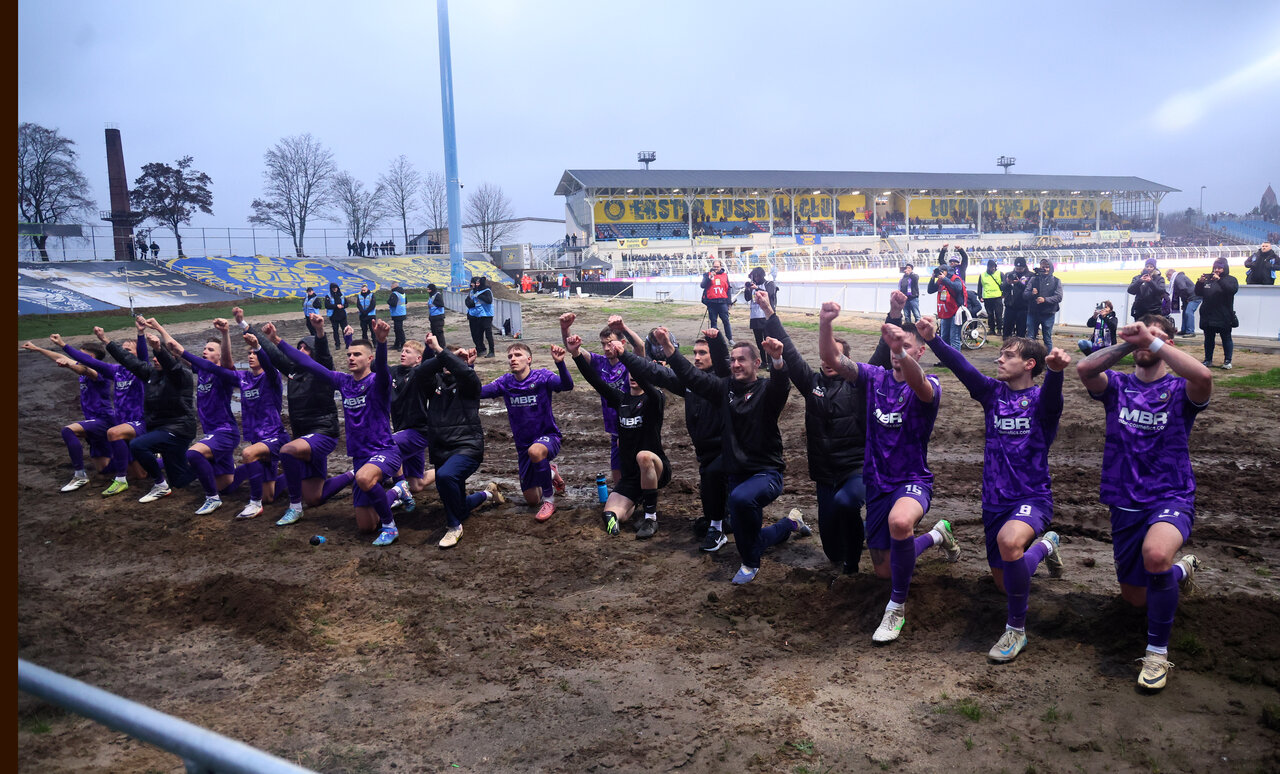 Hämmer im Match. Die Veilchen ziehen in die nächste Runde.