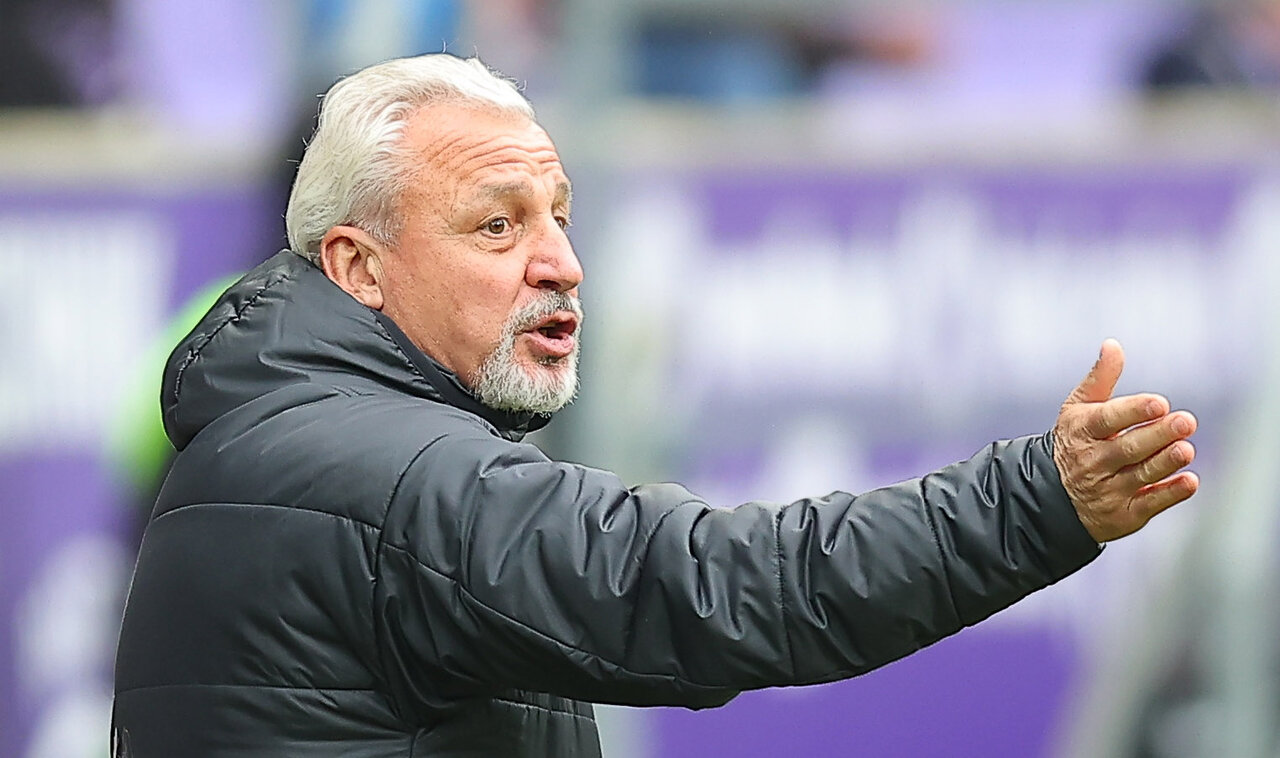 Pavel Dotchev gibt Anweisungen.