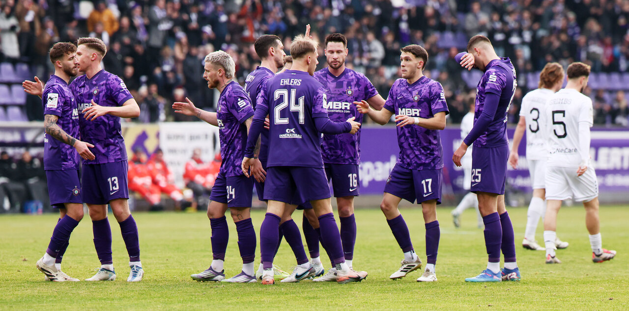 Jubel ohne eigenen Torschützen - Schweinfurt trifft ins eigene Netz.