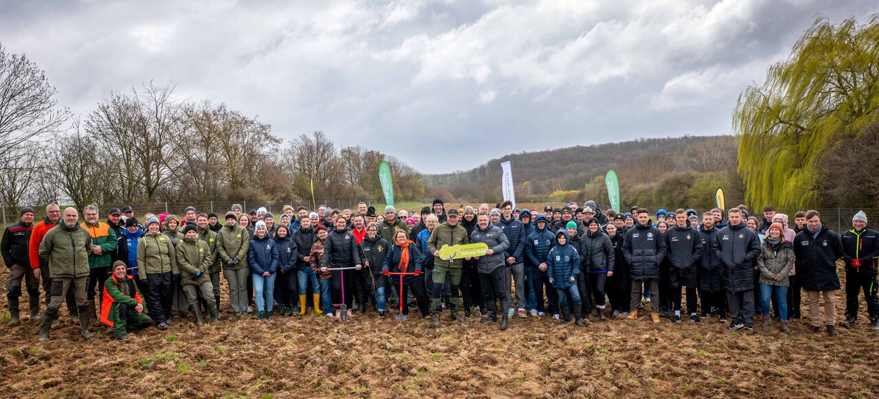 Gruppenfoto Baumpflanzaktion.