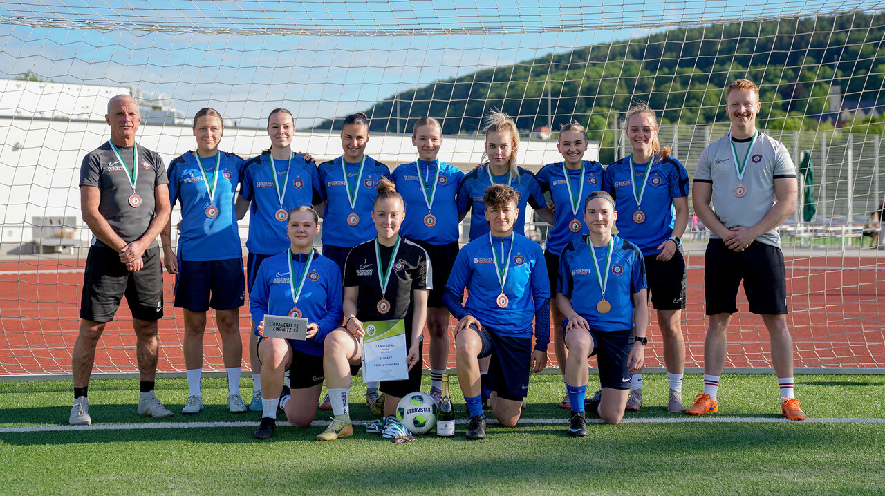 Frauen-Mannschaft mit Medaillen.