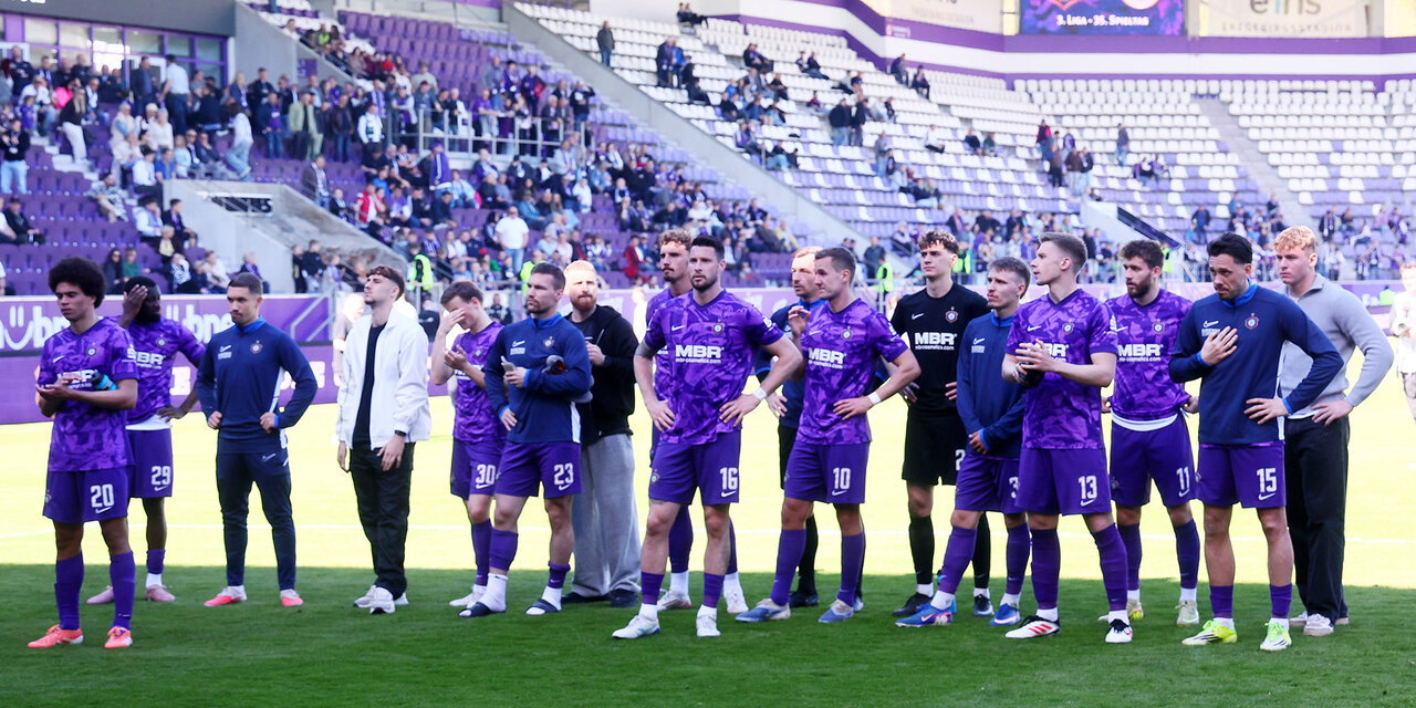 Mannschaft vor Fankurve.