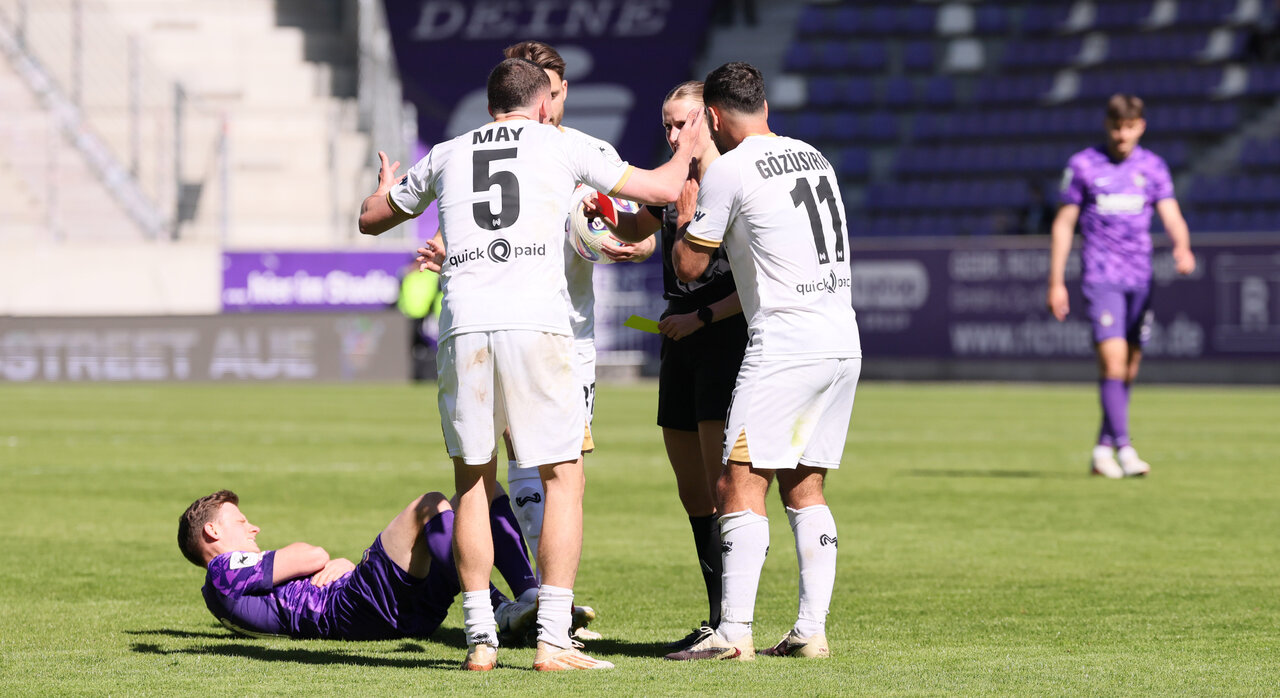 Nächste kritische Szene - Schiedsrichterin Lutz schickt Wehens May vom Feld.