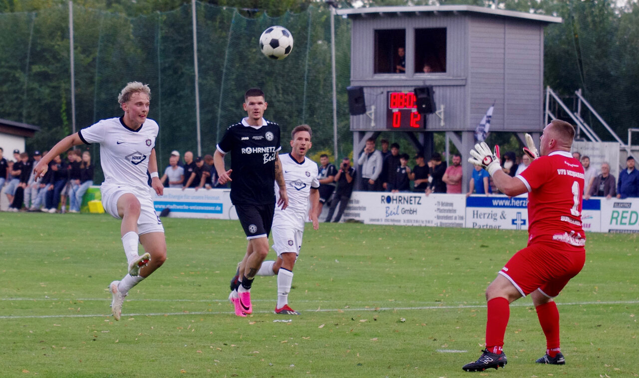 Finn Heidrich trifft per Lupfer zum Endstand.