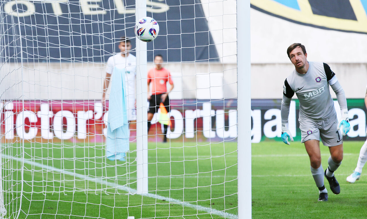 Martin Männel muss doppelt hinter sich greifen. 