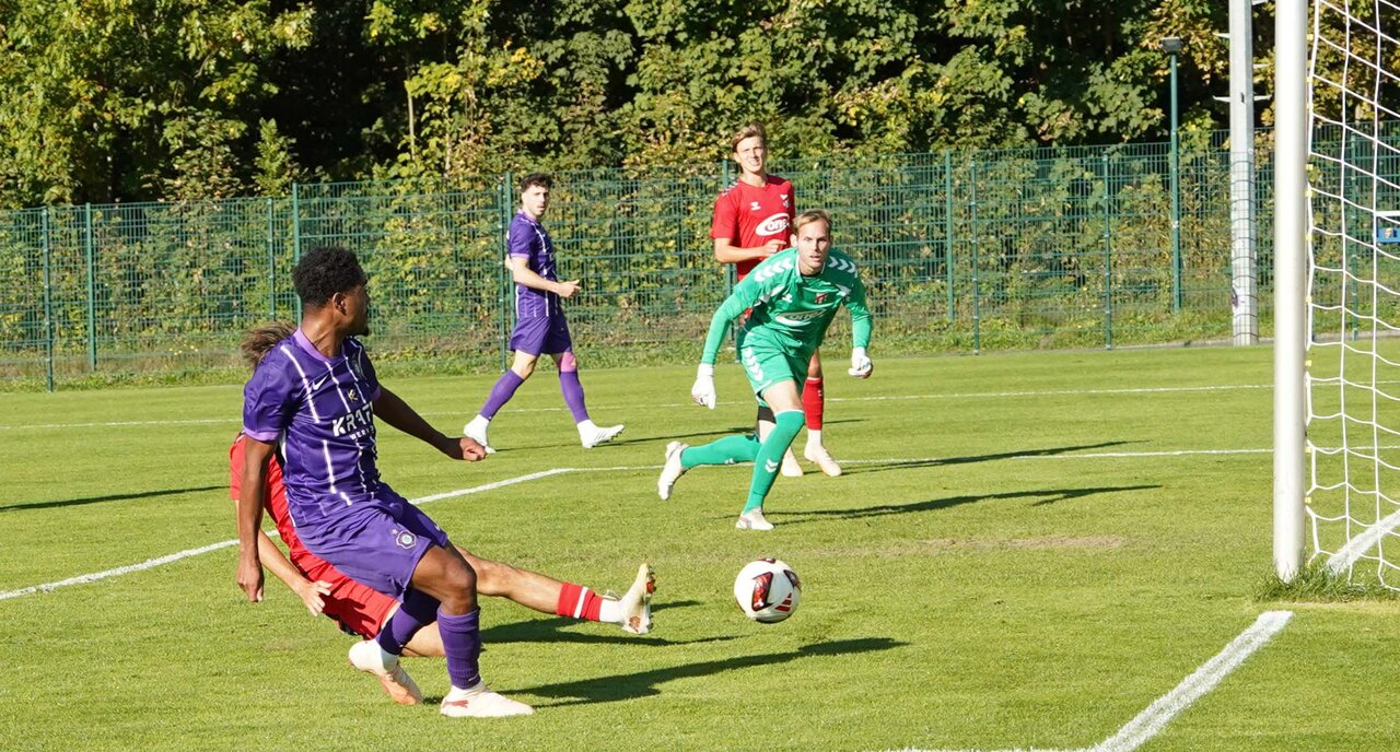 Aurel Loubongo staubt zum 1:1 ab.