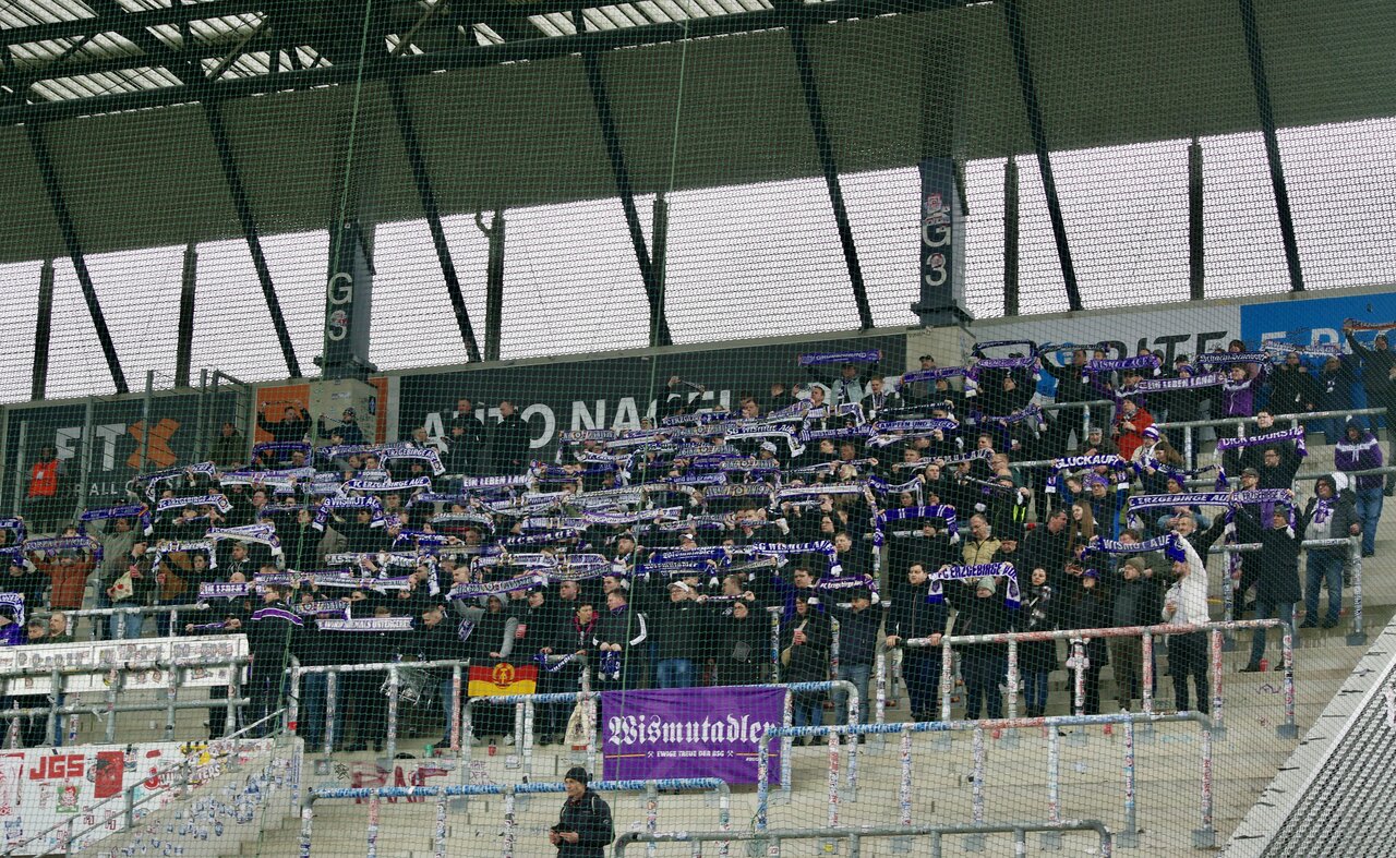 Auch in schweren Zeiten da - die Fans in lila-weiß. 