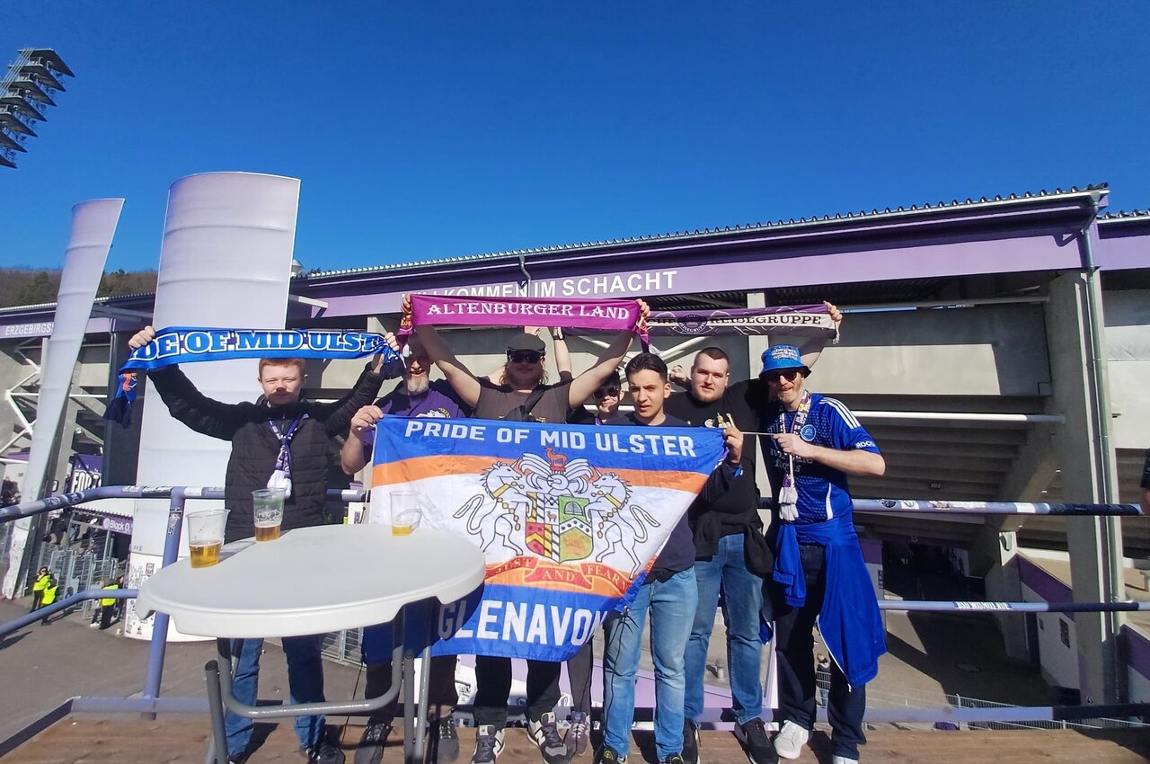 Unterstützung im Abstiegskampf - Glenavon Fans vor dem Heimspiel gegen Alemannia Aachen.
