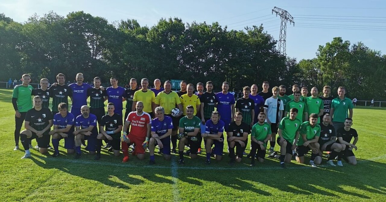 Gemischtes Gruppenfoto der Mannschaften Eintracht Bermsgrün und Traditionsteam FC Erzgebirge Aue