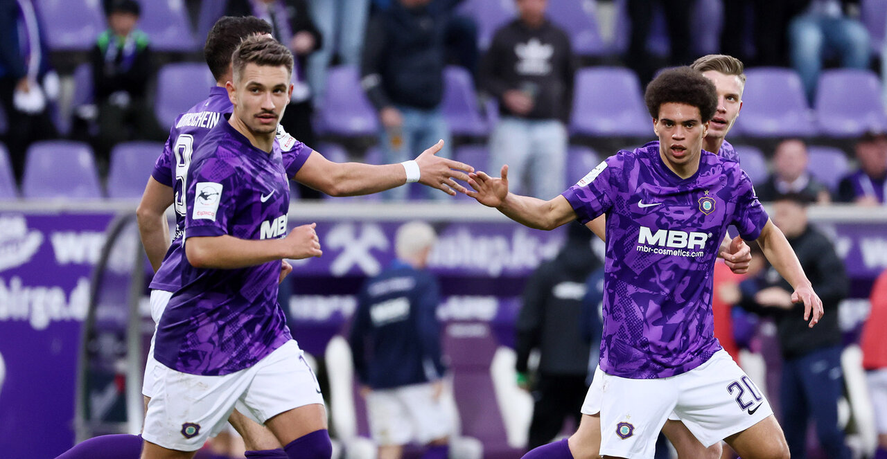 Jonah Fabisch klatscht ab.