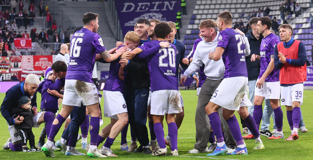 Mannschaft feiert Heimsieg.