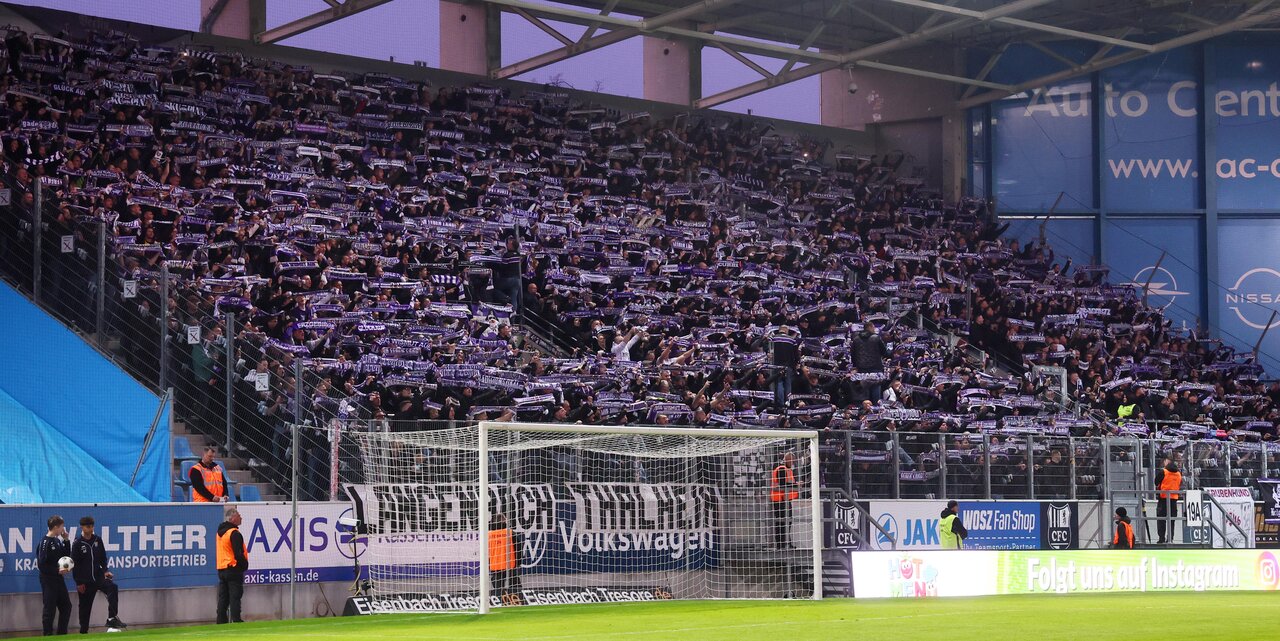 Der lila-weiße Rückhalt. 