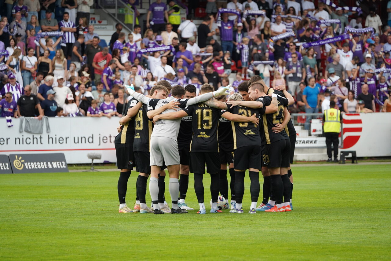 In Schwarz und Gold ins Spiel.