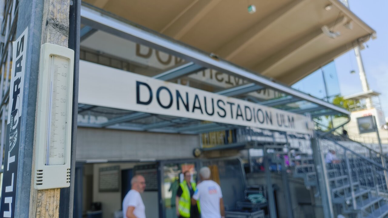 Über 30°C im Schatten - brütende Hitze im Donaustadion.