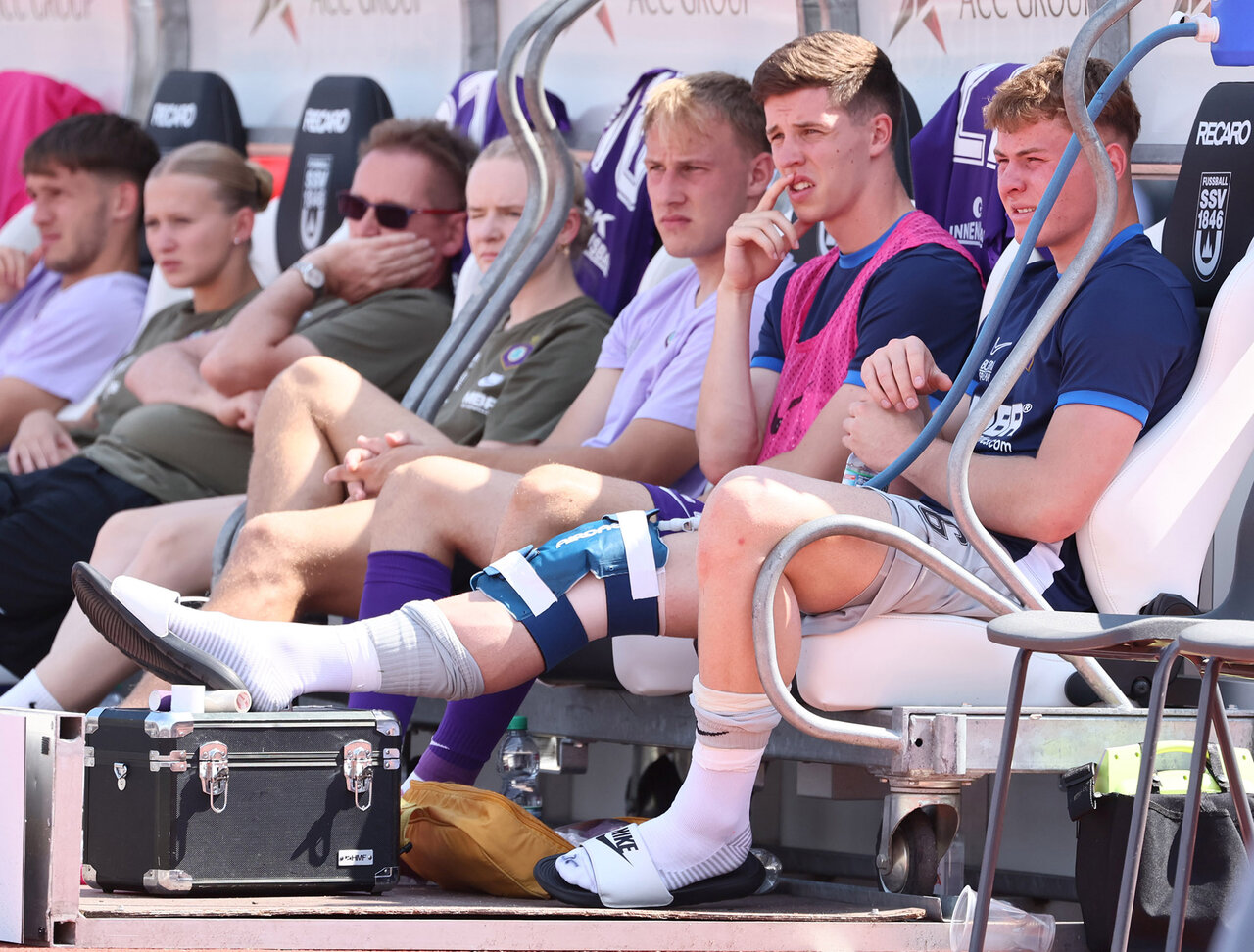Max Uhlig verletzt auf der Bank.