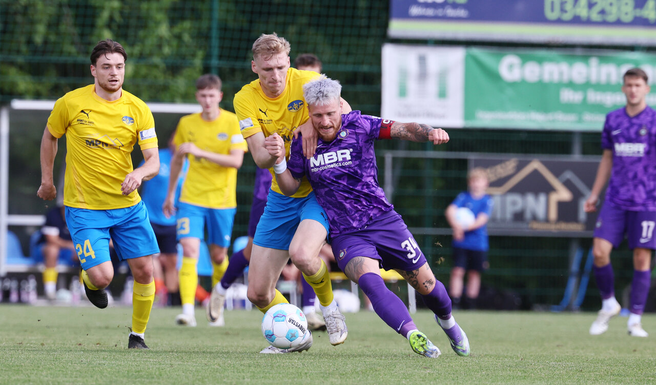 Immer gut bewacht - Marvin Stefaniak auf den Weg in Richtung Tor.