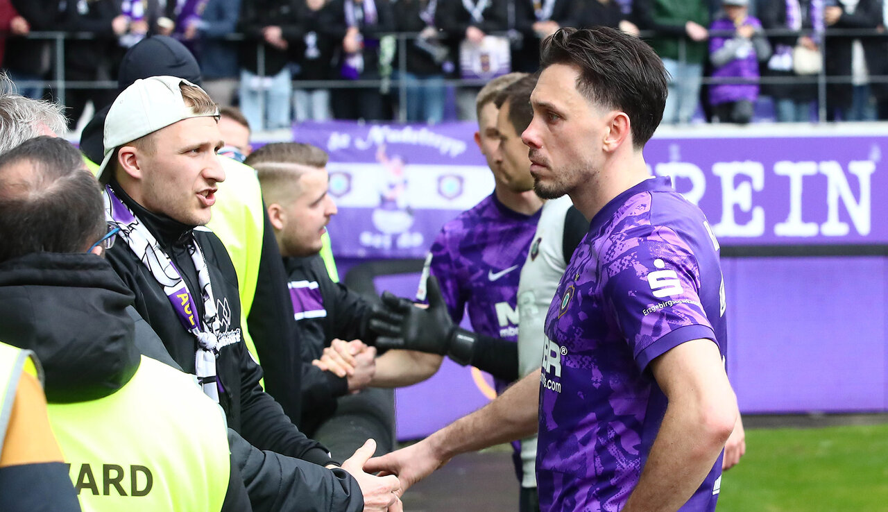 Marcel Bär nach Abpfiff am Fanblock.